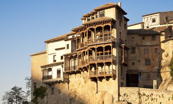 1024px-Casas_Colgadas_de_Cuenca_(cropped)